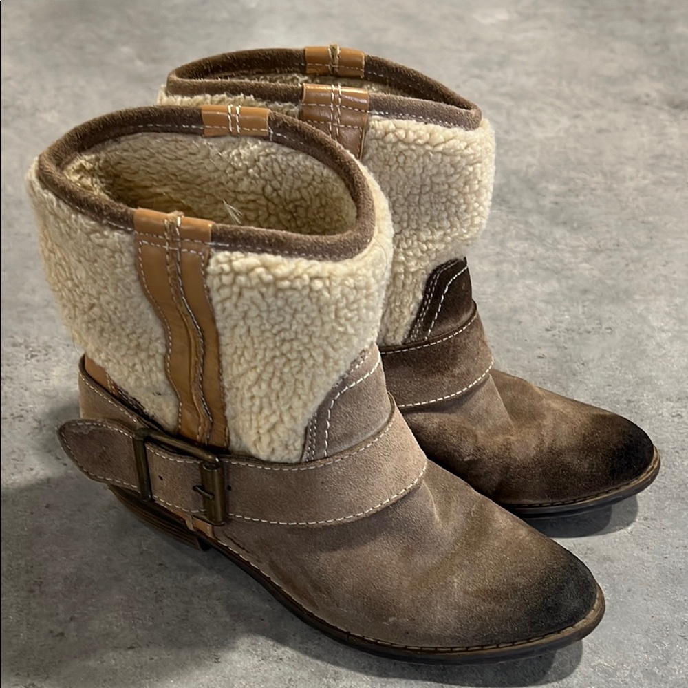 Cozy Brown Shearling-Lined Women's Boots